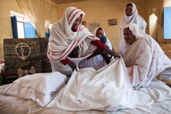 6. februar er den internasjonale dagen mot kvinnelig kjønnslemlestelse. Opplæring er viktig for å få slutt på kjønnslemlestelse. Her fra en jordmorskole i Nord-Darfur, Sudan. Foto: Albert Gonzalez Farran / UNAMID.
