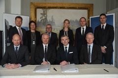 Signering av beredskapsavtalen mellom Forsvaret og Bertel O. Steen. Foto: Forsvaret