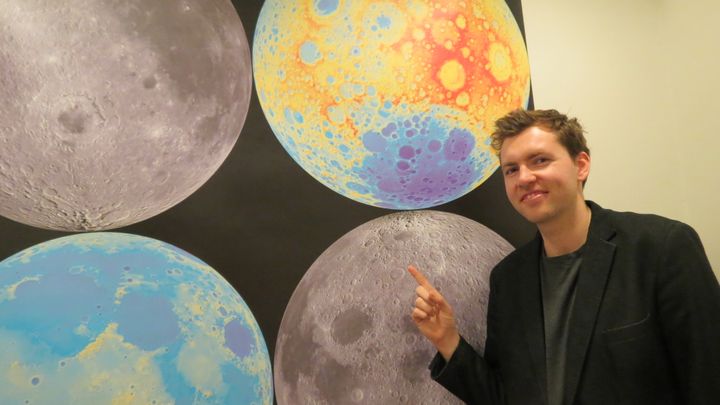 – Vi kaller ofte kratere for universets fossiler, sier Nils Charles Prieur. Han har studert Månens historie. Foto: Ida Arff Tarjem/UiO