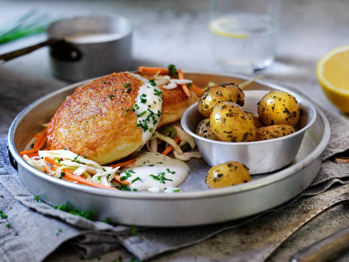 Eksempel på "Ukens middag på under 20 minutter": Fiskekaker, ovnsbakte poteter, råkost og hvit saus