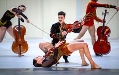 Fra balletten Resonance av Garrett Smith, et av fire verk i Nasjonalballettens forestilling Barokk bevegelse. Foto: Jörg Wiesner