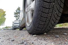 Vinterdekk med myk gummiblanding gir dårligere trafikksikkerhet på sommerføre, påpeker forsikringsselskapet If. (Foto: If)