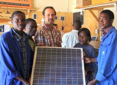 Trygve Mongstad and some of the apprentices who are now learning about solar installations