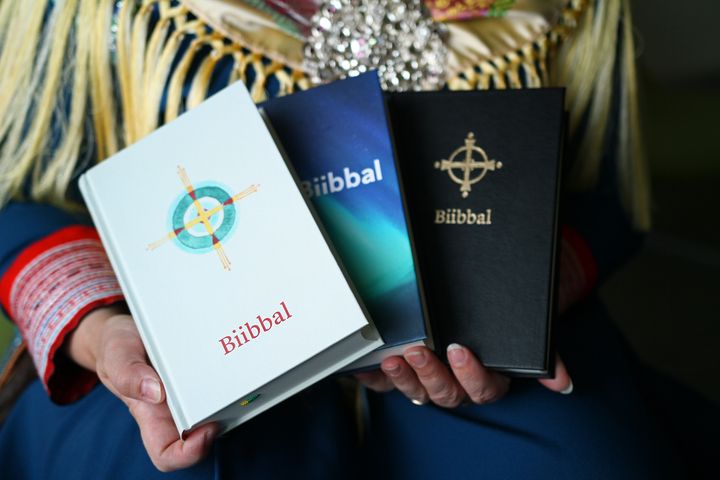 Den nye, nordsamiske Bibelen leveres med tre ulike omslag. (Foto: Johan Mathis Gaup)