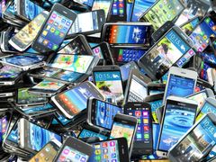 Nordmenn bytter mobiltelefon ofte. Nå viser en undersøkelse at unge forbrukere er de som er mest positive til å kjøpe brukte mobiltelefoner (foto: Bet_Noire/iStock).