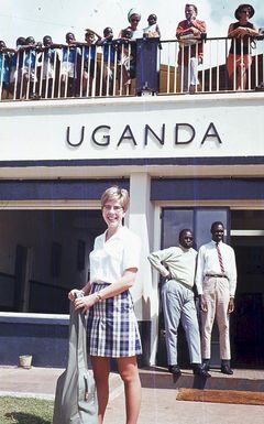 1969 Anne Carling var sendt ut som fredskorpser til en skole for døve barn i Uganda. Anne sier i dag «Hvis jeg hadde visst før jeg reiste hvilke utfordringer jeg ville bli stilt overfor, hadde jeg aldri turt å reise. JEG ER GLAD JEG IKKE VISSTE!»