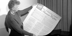 USAs representant i utkastkomiteen, Eleanor Roosevelt, holder opp et ferdig eksemplar av Verdenserklæringen for menneskerettigheter. Foto: UN Photo.