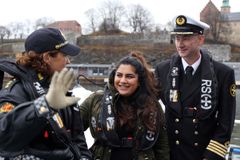 Fatima Al Zubadi møtte sine redningshelter igjen. Her med politibetjent Anne Marie Bruu og skipsfører Lars Solvik.