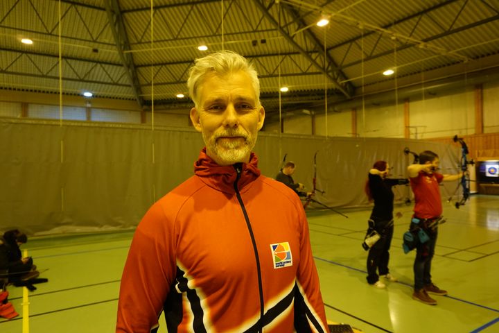 Magne Nilsen(51) er utstyrt med landslagstøyet og er klar for jobben som landslagstrener.   Bilde: Endre Vik Larsen