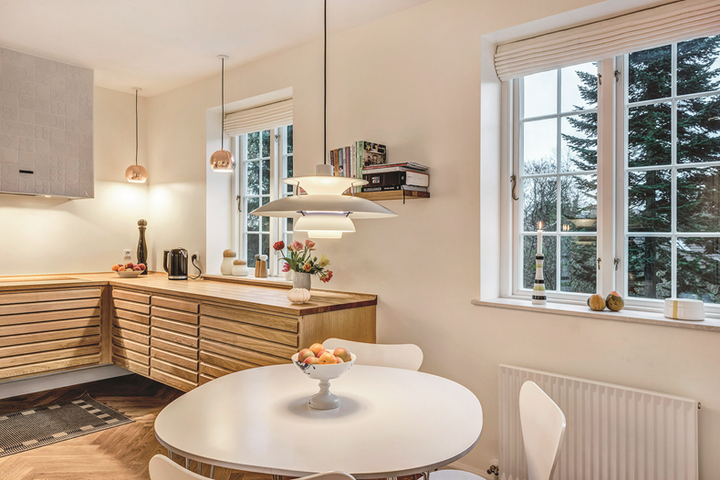 Kjøkken med romslig arbeidsbenk og spiseplass ved vindu. God tilgang på dagslys øker boligkvaliteten. Foto: Peter Bisgaard