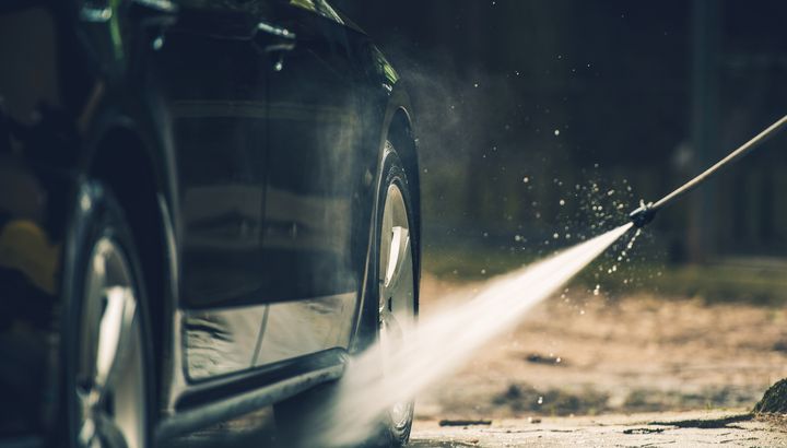 Etter en grundig avfetting og vask av bilen, er lakken uten beskyttelse. Derfor er polering viktig. (Foto: Colourbox)