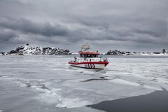Redningsskøyta "Horn Flyer" ute på isen ved Stavern. FOTO: Snorre Jøllanger
