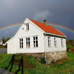 Gamleskulen i Eikangervåg, Vestland fylke, fikk tilskudd nummer 6.000 fra Kulturminnefondet. Foto: Privat/fra Facebook