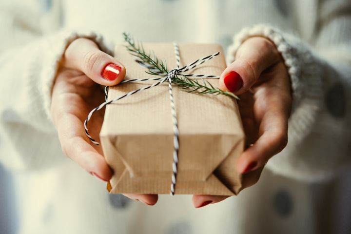 POSITIVE TIL BRUKTE JULEGAVER: Over 8 av 10 nordmenn er nøytrale eller positive til å få en brukt gave til jul, viser en ny spørreundersøkelse fra FINN. Foto: Shutterstock.