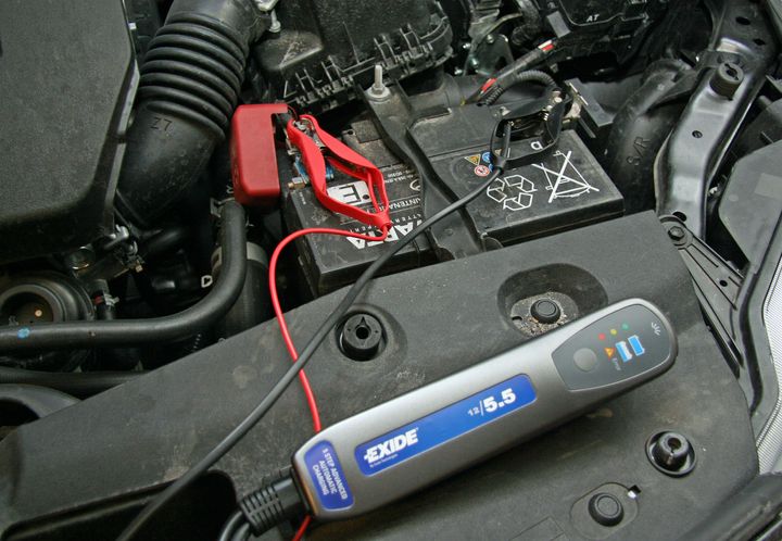 Det er lurt å alltid ha fulladet batteri. Batteriet har lettere for å tømmes for strøm når det ikke er toppladet. (Foto: NAF)