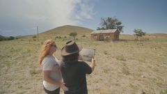 Randy og Linda Guijarro har funnet ruinene etter bygningen på bildet, i New Mexico. Foto: National Geographic Channels/Jeff Aiello