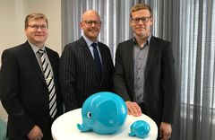 From the left:  Ilkka Louhia, Sales Director Card, EVRY, Jarmo Rouhiainen, Head of Card personalisation, EVRY og Manu Kauppila, Head of Cards in Savings Banks Group.
