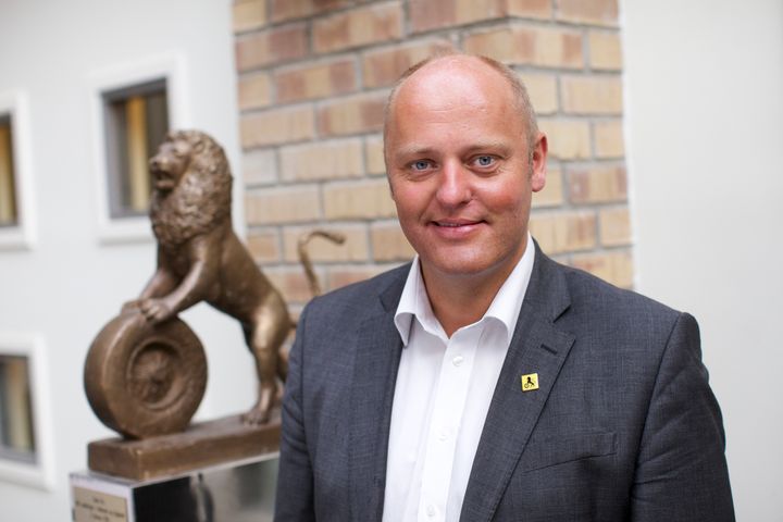 NAF-sjef Stig Skjøstad mener drivstoffavgiften er utdatert og oppfordrer politikerne til å tenke nytt (Foto: NAF)