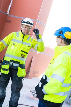 Stian Aldrin, daglig leder i Minuendo, og to av AF-tømrerne Trond Vigstad tester det nye hørselsvernet. Foto: AF Gruppen