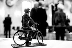 Det synlige beviset på prisen er en statuett utført av Elena Engelsen Ung, etter originalen «Mannen med sykkelen» laget av Per Ung.
