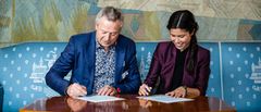 Bjørn Hoel, administrerende direktør i Ragn-Sells AS og Lan Marie Nguyen Berg, byråden for miljø og samferdsel, under signering av avtalen.