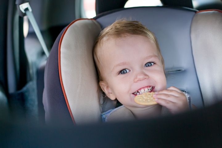 Barn sitter tryggest bakovervendt i bil. Foto: Colourbox