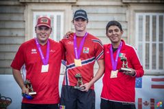 Bilde fra podiet med sølv medaljevinner Austin Taylor(19) fra Canada og Rodrigo Mendez (17) fra Mexico som vant bronsemedaljen. Foto: World Archery