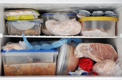 I fjor utbetalte forsikringsselskapene 30 millioner kroner for ødelagt mat i fryseren. Foto: iStock.
