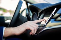 ADVARER MOT BERØRINGSSKJERMER: 62 prosent har byttet sang eller radiokanal mens de kjører bil, viser en undersøkelse gjennomført av Norstat på vegne av Codan Forsikring. (Foto: iStock)