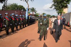 FNs generalsekretær Antonio Guterres besøkte Den sentralafrikanske republikk forrige uke. Dette bildet er fra 26. oktober, hvor Gueterres møter FN-soldatene og FN-politi tilknyttet FN-styrken MINUSCA, i FNs base i Bangui. Foto: UN Photo/Eskinder Debebe