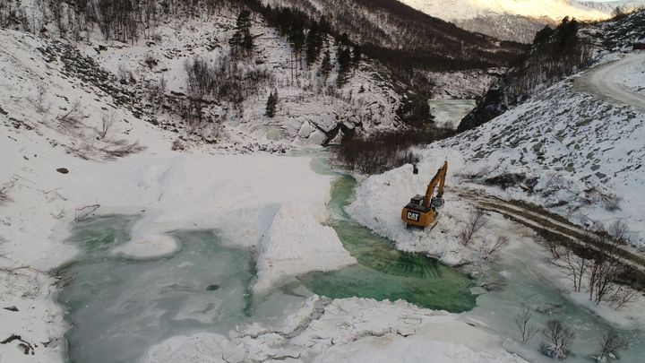 NVE har gravd kanal gjennom snødemningen i Driva. Foto: NVE/Simon Oldani