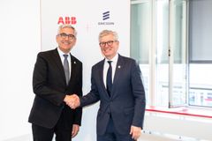 ABBs konsernsjef Ulrich Spiesshofer (t.v.) og Ericssons konsernsjef Börje Ekholm signerte en avtale om raskere utrulling av trådløs teknologi for fleksible fabrikker under Hannover Messe 2019.