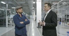 Leonardo DiCaprio i møte med Elon Musk, administrerende direktør for SpaceX og Tesla, på Tesla-fabrikken i Reno, Nevada. Foto: National Geographic.