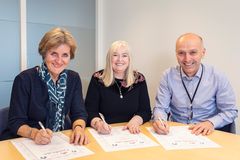 Avtalen ble signert av Ida Berg Hauge, direktør for Opplysningskontoret for Meieriprodukter (Melk.no) og leder for IDF Norge, presidenten for IDF globalt, Judith Bryans og Gunnar Hovland, konsernsjef i TINE.