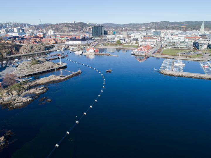 Agder Energi Varme utvider fjernkjølenettet slik at flere bygg i Kristiansand sentrum kan kjøles ned med sjøvann fra dypet av Byfjorden. Foto: Håvard Anthonsen, Fundament