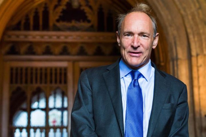 Vi kan takke denne mannen for at vi alle har fri og enkel tilgang til Internett. Nå kjemper Tim Berners-Lee for at Internett og WWW skal komme ut av «30-årskrisen». Foto: Paul Clarke/Wikimedia Commons/CC BY 4.0