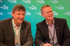 Svenn-Aage Bråtene, prosjektsjef Skanska Anlegg og Kenneth Brandsås, adm. direktør NTE Energi AS signerer kontrakten om bygging av Nedre Fiskumfoss kraftverk. foto: NTE
