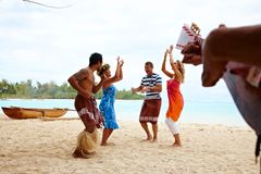 Danseklasse på stranden hører med når man er på Cookøyene. 
Foto; David Kirkland