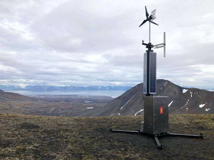 Kystverkets nye AIS-basestasjon er om lag fire meter høy, tilpasset arktiske forhold og driftes av solceller, vindturbin og batterier. Foto: Kystverket/Anne Grethe Nilsen.
