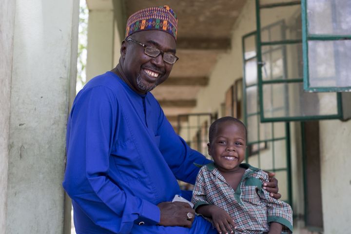 Den nigerianske advokaten Zannah Mustapha er vinner av årets Nansen-pris. Prisen får han for sin innsats med  skolegang for både jenter og gutter nordøst i Nigeria, på tross av sikkerhetssituasjonen i regionen. Her er han avbildet med sin sønn, som går på barneskole i Maiduguri i Borno, Nigeria. Foto: UNHCR/ Rahima Gambo