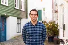 Eirik Laastad (29) er frivillig norsklærer for innvandrere på Robin Hood Huset i Bergen, og nominert til Årets nykommer i frivilligheten under Frivillighetsprisen fag & fest 2016.