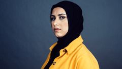 Faten Mahdi Al-Hussaini er tilbake som programleder i NRK med eget talkshow. Sist hun var på TV, fikk programmet «Faten tar praten» 6000 klager til K-rådet for å ha en programleder med hijab. Foto: Kim Erlandsen/NRK