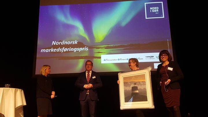 Næringsminister Monica Mæland (t.v.) delte ut Nordnorsk Markedsføringspris 2017 til Erik Taraldsen (nummer to fra venstre) og Thon Hotel Lofoten. Foto: Reiseliv i Nord / Erik Joachimsen