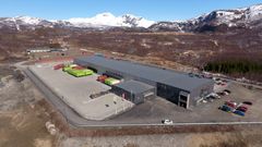 Posten og Brings logistikksenter Narvik ligger i idyllisk natur i Bjerkvik nord for Narvik senter. Foto: Tore Oksnes