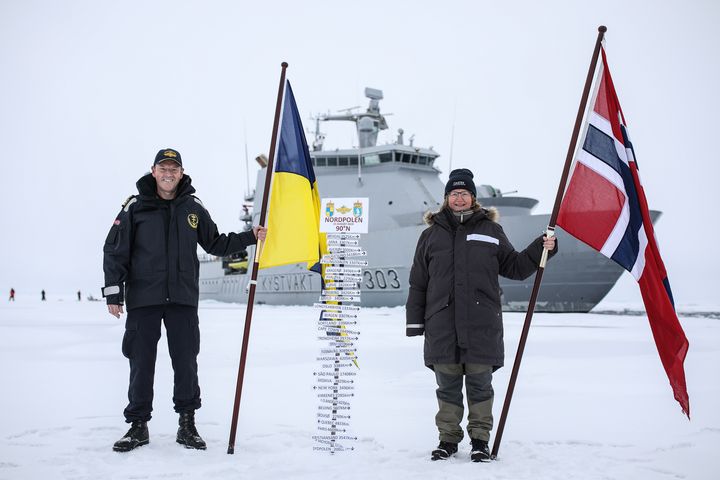 Skipssjef Geir-Magne Leinebø og ekspedisjonssjef for CAATEX Dr. Hanne Sagen på Nordpolen (Ill. Kystvakten).