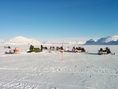 Tidvis kan det være stor aktivitet på isen på Svalbard når forskerne gjør sine observasjoner. Her fra Tempelfjorden. Foto: Jean Rabault