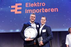 Elektroimportøren vant Handelsprisen 2018. Prisen ble tatt i mot av CEO Andreas Niss og kjededirektør Espen Getz Taraldsen.
