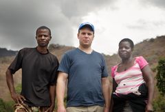 Einar besøker Esther og Collins fra Malawi. Bønder fra Norge og Malawi står sammen i kampen mot klimaendringer. Foto: Julie Lunde Lillesæter, Differ Media.