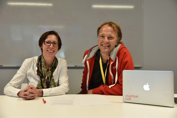 Borghild Lunde, leder for olje- og gassvirksomheten i ABB, og Per Einar Dybvik, partner i StartupLab, signerer avtalen som gjør ABB til hovedpartner i StartupLab.