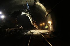Lieråsen tunnel gjennomgår en fullstendig rehabilitering, som er ferdig i 2021. Bildet er fra arbeider i påsken i år. (Foto: Aurora L.L. Simonsen, Bane NOR)